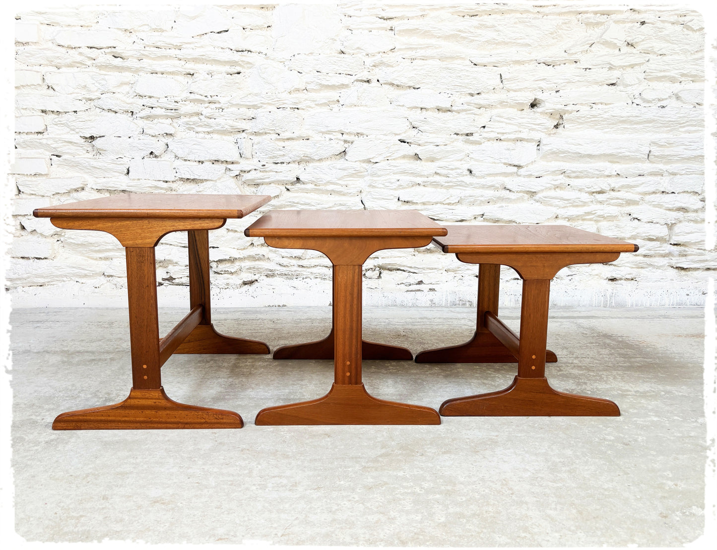 Tables Basses Gigognes Vintage en Teck