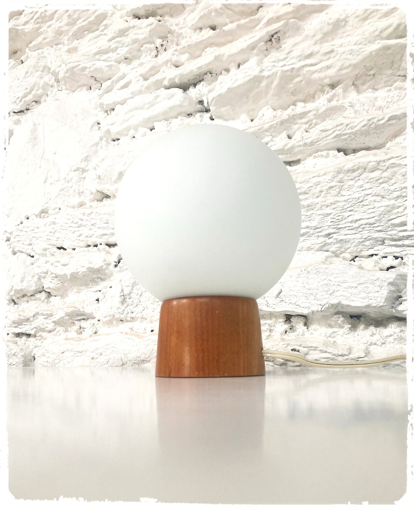Lampe de Chevet Vintage Socle Teck Globe Opaline