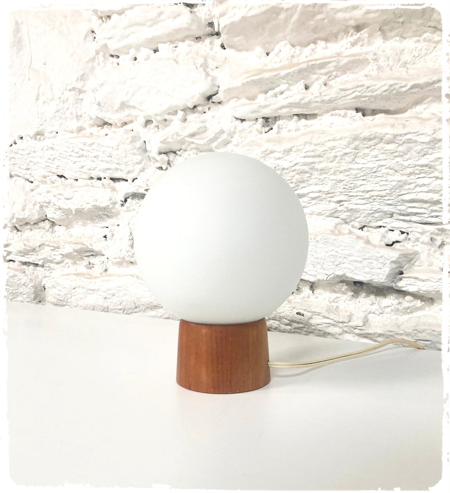 Lampe de Chevet Vintage Socle Teck Globe Opaline