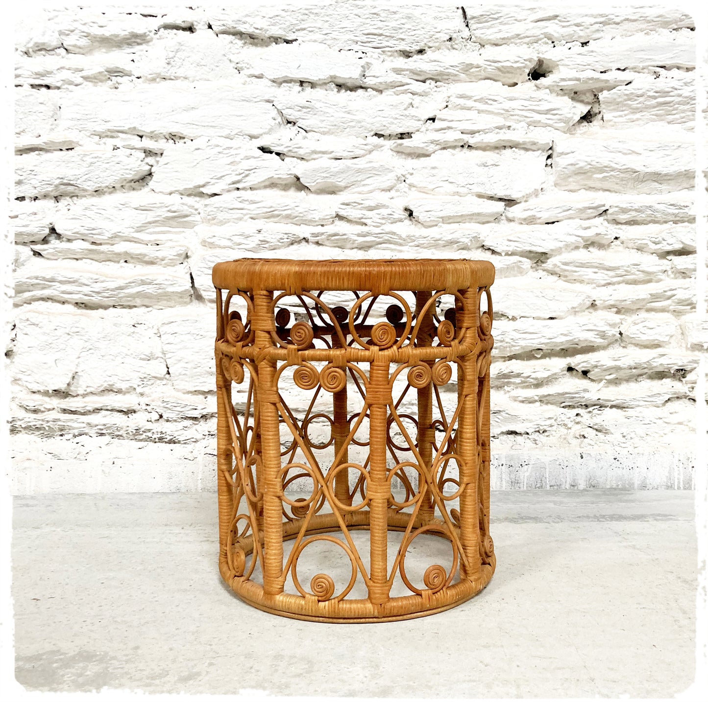 Tabouret Porte Plantes Vintage Peacock en Rotin
